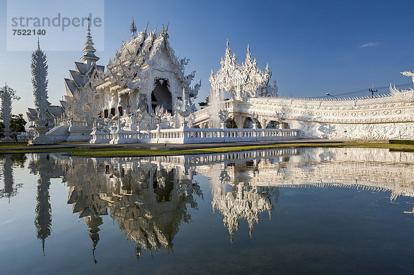 Buddhistisch-hinduistische Tempelanlage Wat Rong Khun oder Weißer Tempel  mit Spiegelung  Chiang Rai  Nordthailand  Thailand  Asien