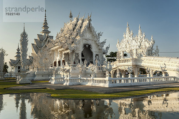 Buddhistisch-hinduistische Tempelanlage Wat Rong Khun oder Weißer Tempel  Chiang Rai  Nordthailand  Thailand  Asien
