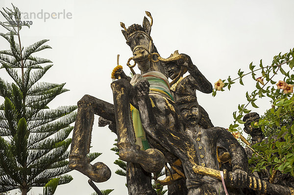 Reiter-und-Pferd-Statue  Tempelanlage und Kloster Wat Phra Archa Thong oder Goldener Pferd Tempel  Mae Chan  Chiang Rai Provinz  Nordthailand  Thailand  Asien