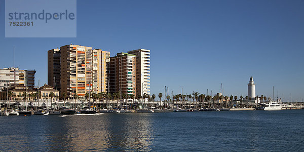 Hochhäuser und Leuchtturm am Hafen  M·laga  Costa del Sol  Andalusien  Spanien  Europa  ÖffentlicherGrund