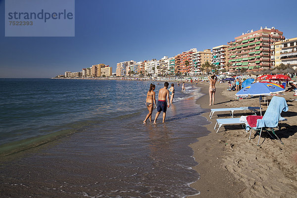 Liegen am Sandstrand  dahinter Apartmenthäuser und Hotels  Fuengirola  Costa del Sol  Andalusien  Spanien  Europa  ÖffentlicherGrund