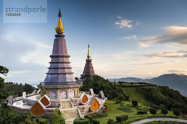 Tempelanlage Phra Mahathat Naphaphonphumisiri und Naphamethinidon  Chedi der Königin und Chedi des Königs  Doi Inthanon Nationalpark  Chiang Mai Provinz  Nordthailand  Thailand  Asien