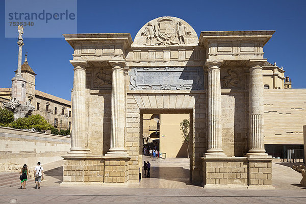 Puerta del Puente Brückentor  Cordoba  Andalusien  Spanien  Europa  ÖffentlicherGrund