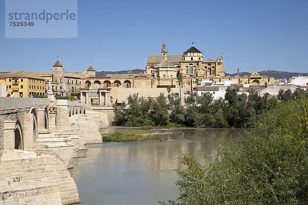 Blick von der römischen Brücke auf das Brückentor und die Kathedrale  ehemalige Moschee Mezquita  Cordoba  Andalusien  Spanien  Europa  ÖffentlicherGrund