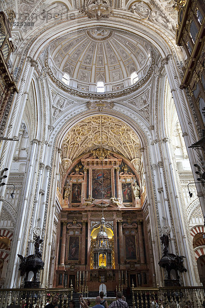 Hochaltar der christlichen Kirche  Kathedrale  ehemalige Moschee Mezquita  Cordoba  Andalusien  Spanien  Europa