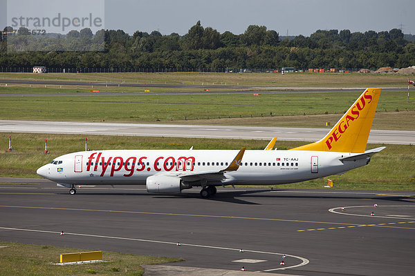 Flugzeug flypgs TC-AAJ Boeing 737-800 Pegasus auf dem Rollfeld  Flughafen  Düsseldorf  Nordrhein-Westfalen  Deutschland  Europa