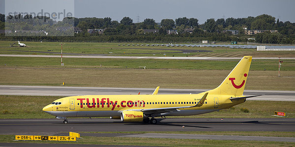 Flugzeug D-AHFH Boeing 737-800 TUIfly auf dem Rollfeld  Flughafen  Düsseldorf  Nordrhein-Westfalen  Deutschland  Europa
