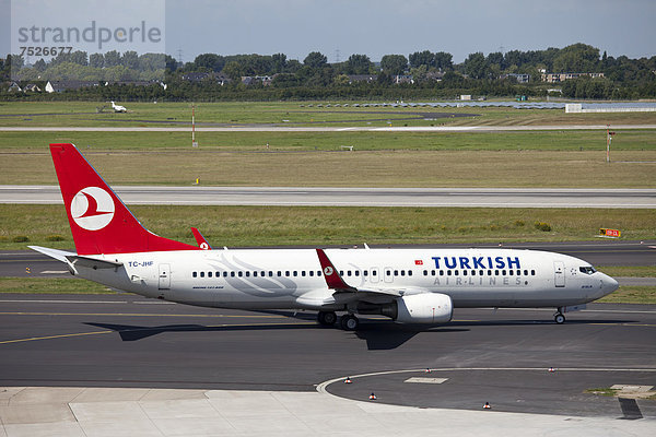 Flugzeug TC-JHF Boeing 737-800 Turkish Airlines auf dem Rollfeld  Flughafen  Düsseldorf  Nordrhein-Westfalen  Deutschland  Europa