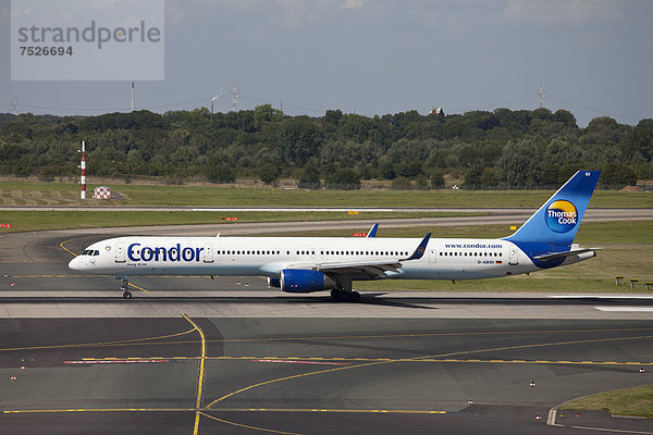 Flugzeug D-ABOI Boeing 757-300 Condor auf dem Rollfeld  Flughafen  Düsseldorf  Nordrhein-Westfalen  Deutschland  Europa