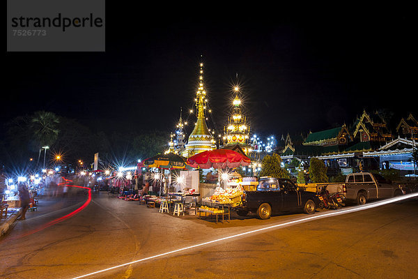 Nachtmarkt vor Tempelanlage Wat Jong Kham oder Chong Kham und Wat Jong Klang oder Chong Klang  Mae Hong Son  Nordthailand  Thailand  Asien