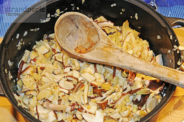 Frisch zubereitete Steinpilze  Pilzpfanne  Holzlöffel