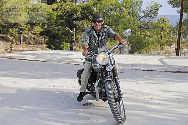 Älterer Mann fährt auf einer Triumph Tiger 500 cc  Baujahr 1956  englisches Motorrad  Altea  Costa Blanca  Spanien  Europa  ÖffentlicherGrund