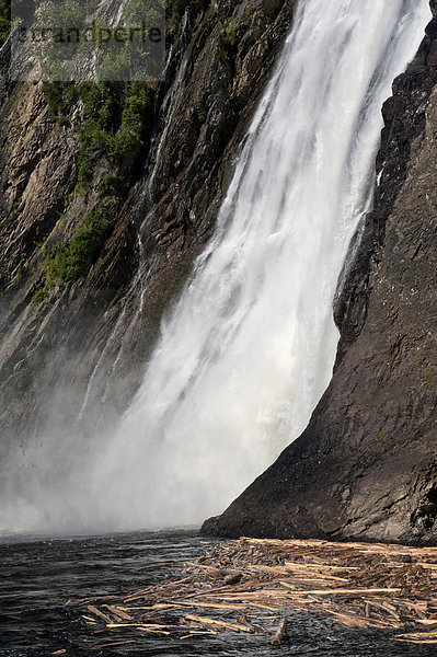 Wasserfall  Parc de la Chute Montmorency  Montmorency Falls  Provinz QuÈbec  Kanada  Nordamerika