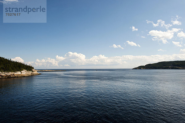 Mündung des Fjords Saguenay in den Sankt-Lorenz-Strom  Tadoussac  Region Charlevoix  Parc marin du Saguenay-Saint-Laurent  Provinz QuÈbec  Kanada  Nordamerika