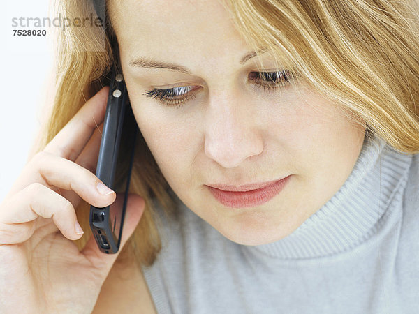 Portrait  junge Frau  ernst  konzentriert  telefonieren  Handy