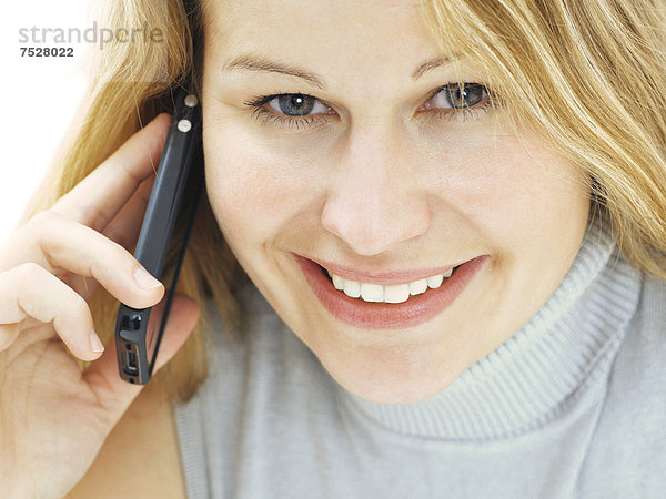 Portrait  junge Frau  lächelnd  freundlich  telefonieren  Handy
