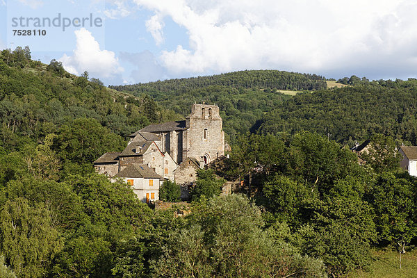 Blick auf das Dorf Saint Julien de Tournel bei Le Bleymard  Mont LozËre  Le Pont-de-Montvert  LozËre  Languedoc-Roussillon  Frankreich  Europa
