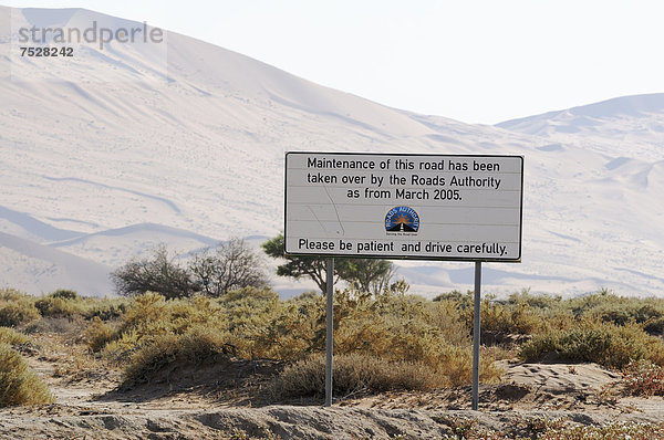 Schild der Straßenbehörde in Dünenlandschaft im Sossusvlei