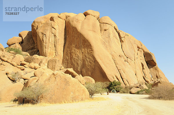 Savannenlandschaft mit Granitfelsen der Pontok Berge  Spitzkoppe