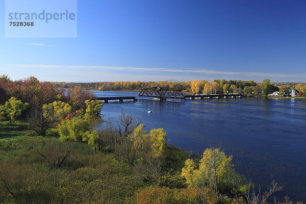 Eisenbahnbrücke  Richelieu River  Quebec  Kanada