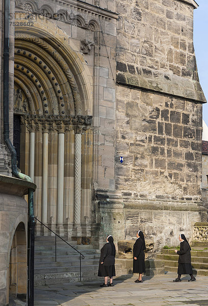 Nonnen vor dem Bamberger Dom  Bamberg  Oberfranken  Franken  Bayern  Deutschland  Europa  ÖffentlicherGrund