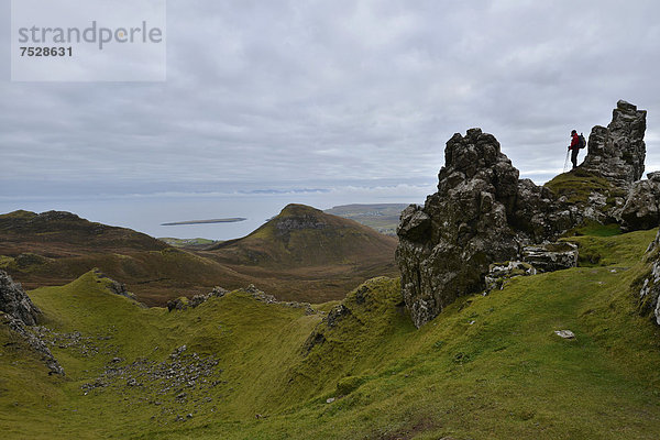 Wanderer in Vulkanlandschaft  Loch Leum na Luirginn  Flodigarry  The Table  The Needle  Isle of Skye  Schottland  Vereinigtes Königreich  Europa