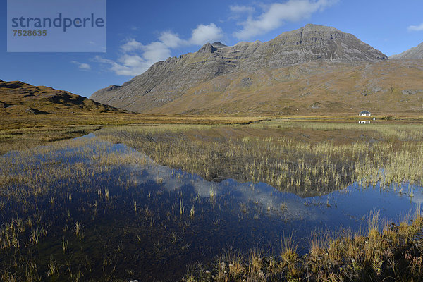 Naturschutzgebiet Europa Berg Großbritannien See Spiegelung frontal Highlands Bootshaus Schottland schottische Highlands