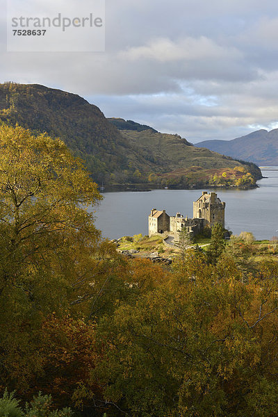 Eilean Donan Castle mit herbstlichem Wald  Stammsitz des schottischen Clans der Macrae  Loch Duich  Dornie  Northwest Highlands  Schottland  Vereinigtes Königreich  Europa