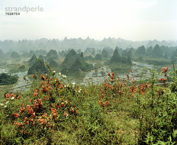 Landschaft bei Gaotianzhen  Yulong Fluss  Karstfelsenlandschaft bei Yangshuo  Guilin  Guangxi  China  Asien