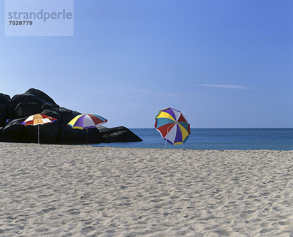 Sonnenschirme am Dadonghai Beach  Sandstrand  Sanya  Insel Hainan  China  Asien