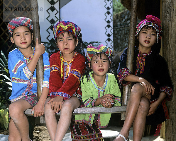 Miao Kinder in ethnischer Tracht  Hainan  China  Asien