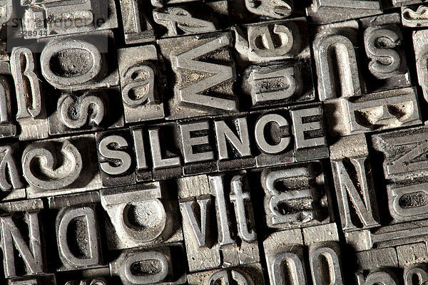 'Alte Bleilettern bilden das englische Wort ''SILENCE'''