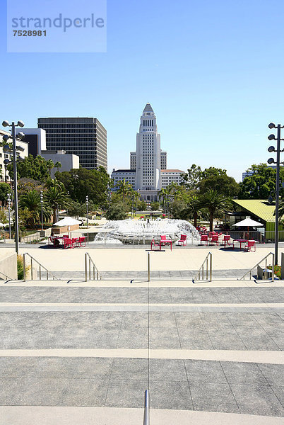 Die LA City Hall  gesehen vom Grand Park in Downtown  South Grand Ave  Los Angeles  Kalifornien  USA