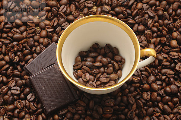 Kaffeetasse und Schokolade auf Kaffeebohnen