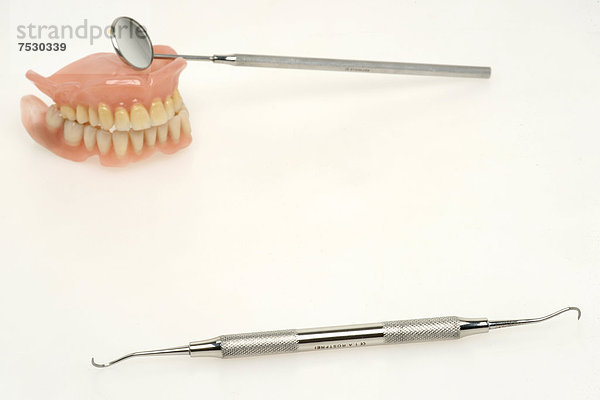 Zahnersatz und Zahnarztinstrumente