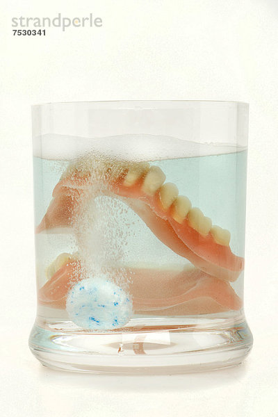 Zahnersatz im Wasserglas