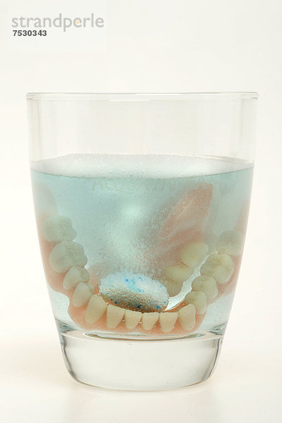 Zahnersatz im Wasserglas
