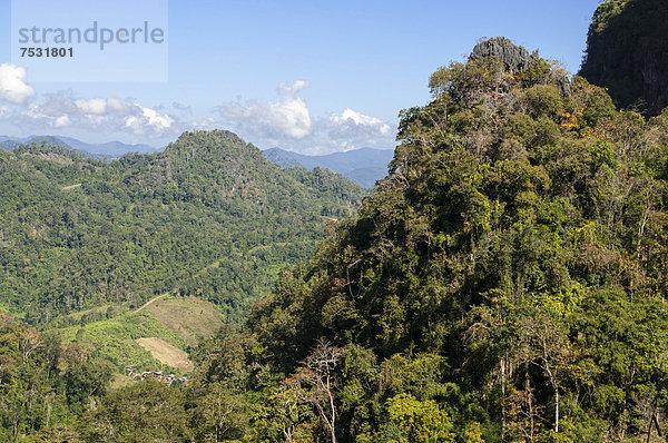 Blick auf Dorf und Berge  Dschungel  Bambuswald  Soppong oder Pang Mapha Umgebung  Mae Hong Son Provinz  Nordthailand  Thailand  Asien