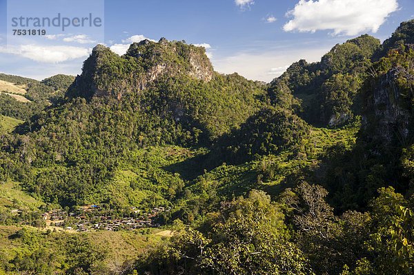 Blick auf Dorf und Berge  Dschungel  Bambuswald  Soppong oder Pang Mapha Umgebung  Mae Hong Son Provinz  Nordthailand  Thailand  Asien