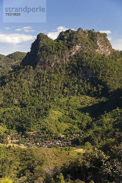 Blick auf Dorf und Berge  Dschungel  Bambuswald  Soppong oder Pang Mapha Umgebung  Mae Hong Son Provinz  Nordthailand  Thailand  Asien