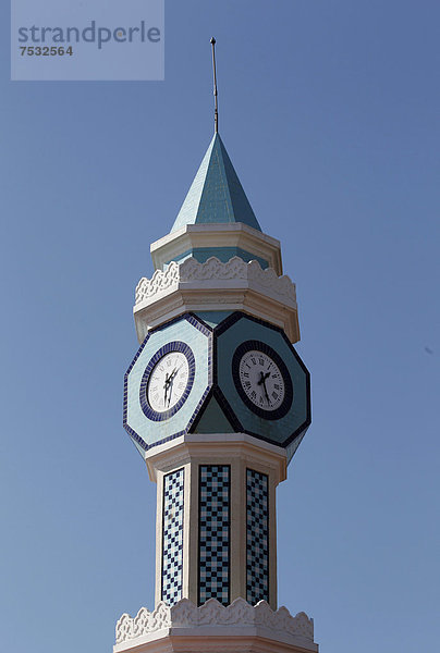 Turmspitze mit Uhr und blauen Keramikkacheln  Manavgat  Türkei