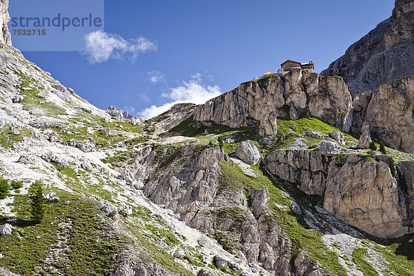 Wanderer beim Aufstieg zum Kesselkogel  hinten das Rifugio Preuss  Trentino  Italien  Europa