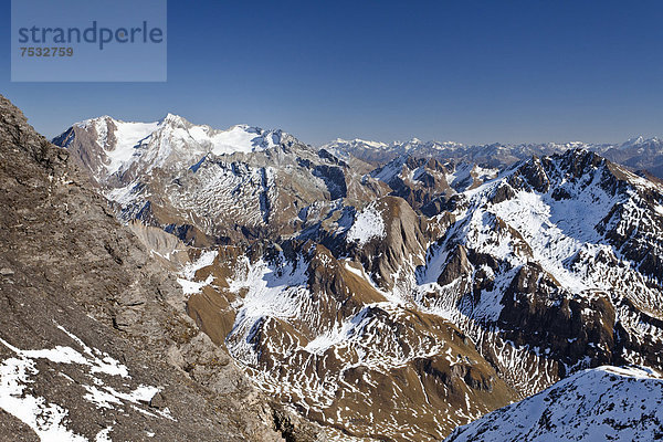 Aussicht beim Aufstieg auf die Wilde Kreuzspitze in den Pfunderer Bergen  hinten der Hochfeiler  Südtirol  Italien  Europa