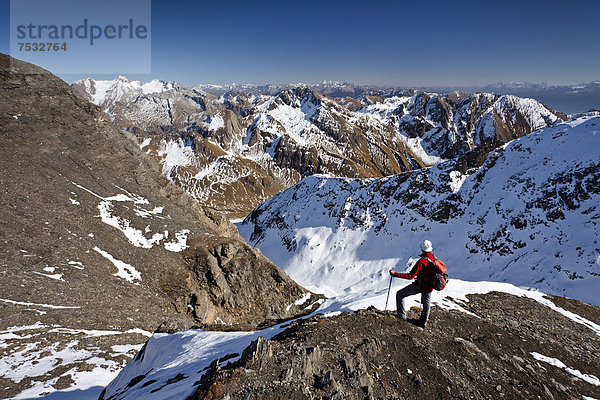 Bergsteiger auf dem Gipfelgrat beim Abstieg von der Wilden Kreuzspitze in den Pfunderer Bergen  unten das Valsertal  hinten die Wurmaulspitz  Südtirol  Italien  Europa