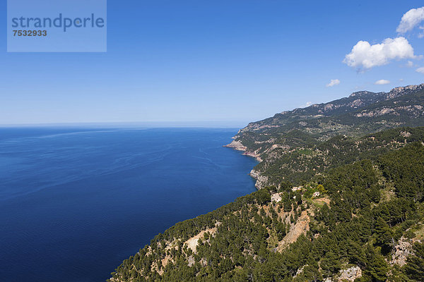 nahe Europa Wohnhaus Steilküste Ansicht Mallorca Balearen Balearische Inseln Estellencs Mittelmeer Spanien