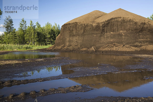 Anhäufung von Mutterboden in einer kommerziellen Sandgrube nach heftigen Regenfällen  Quebec  Kanada