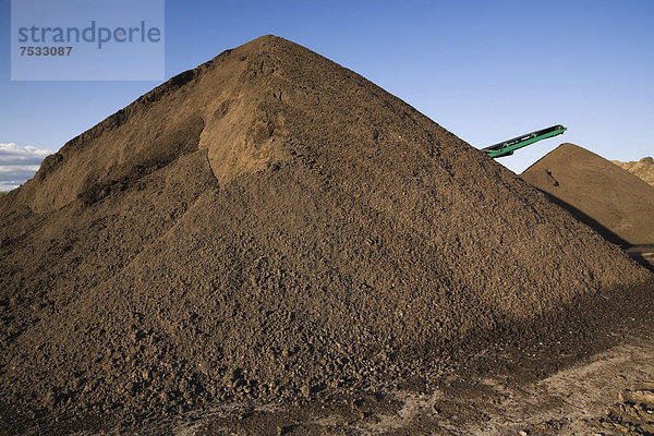 Förderband und Sandhügel in einer kommerziellen Sandgrube  Quebec  Kanada