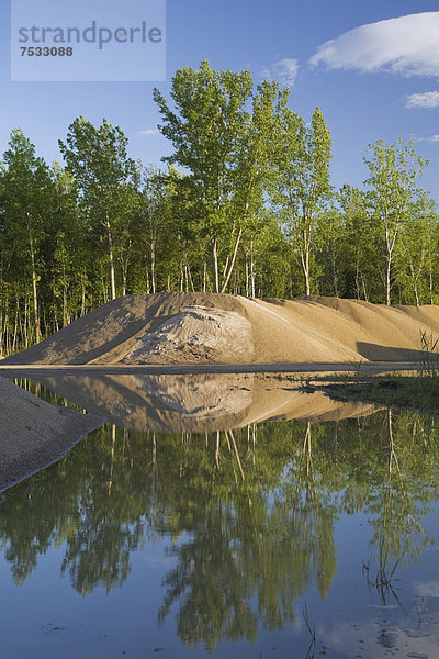 Sandhügel in einer kommerziellen Sandgrube nach heftigen Regenfällen  Quebec  Kanada