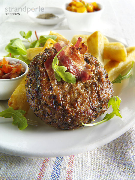 Gegrillter Rindfleisch-Burger mit Pommes Frites und Salat