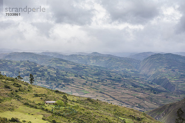 Landwirtschaftliche Flächen  peruanische Anden  Yerbabuena  Chachapoyas  Peru  Südamerika